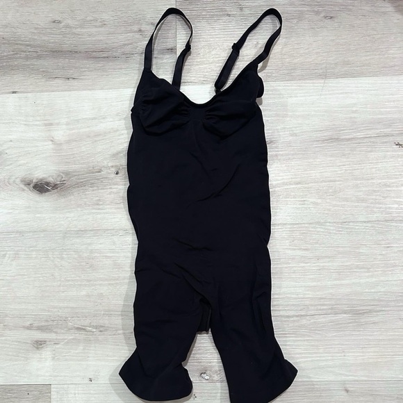 SKIMS Seamless Sculpt Mid Thigh Bodysuit in Onyx - Picture 2 of 2